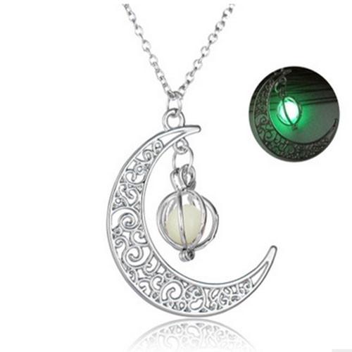 pendentif en lune lumineux la nuit
