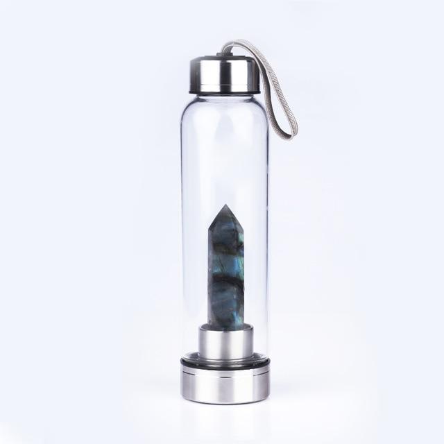 Bouteille d'eau avec pierre précieuse