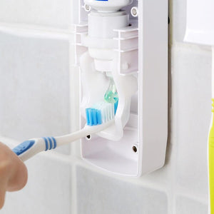 Distributeur de dentifrice avec porte brosse à dent