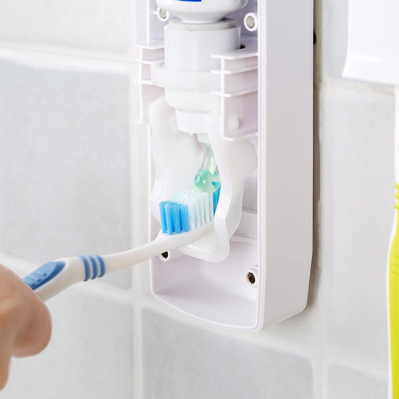 Distributeur de dentifrice avec porte brosse à dent