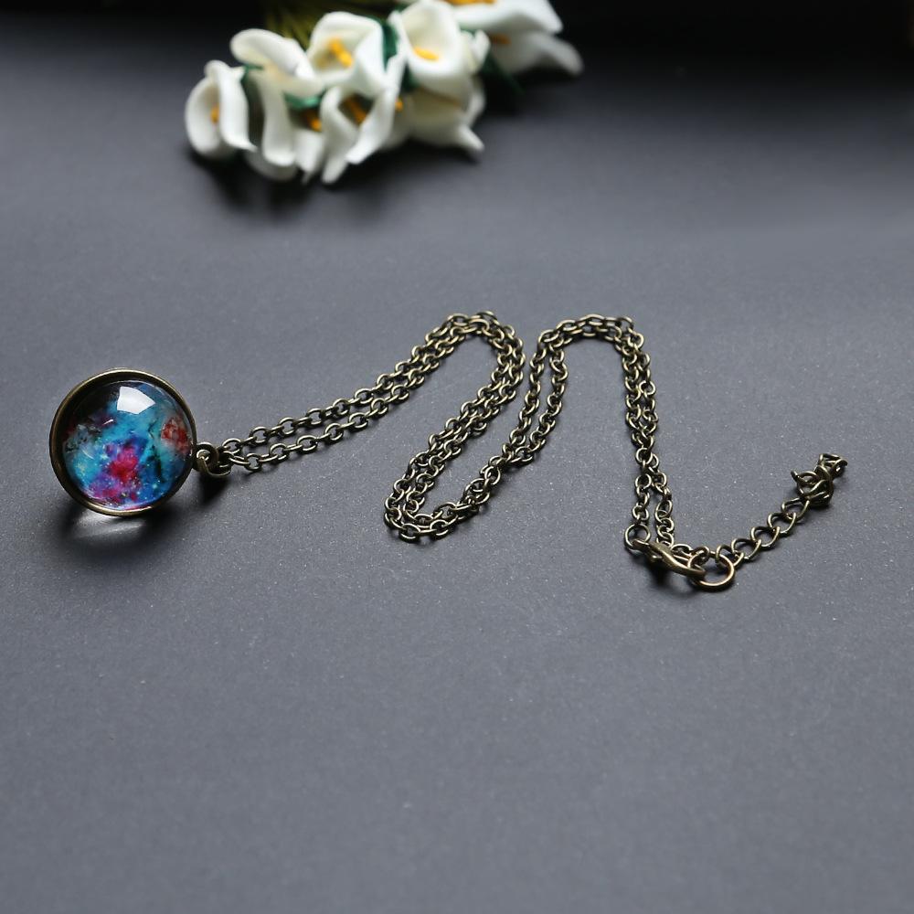 Collier avec pendentif univers