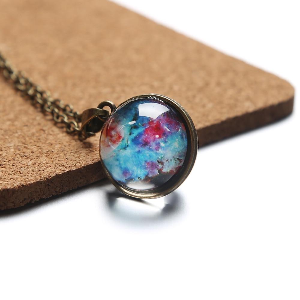 Collier avec pendentif univers