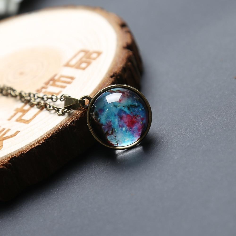 Collier avec pendentif univers