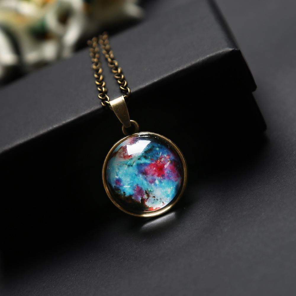 Collier avec pendentif univers