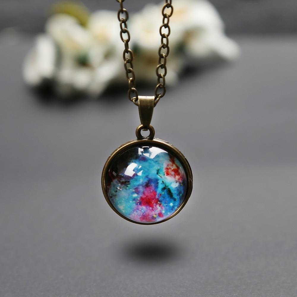 Collier avec pendentif univers